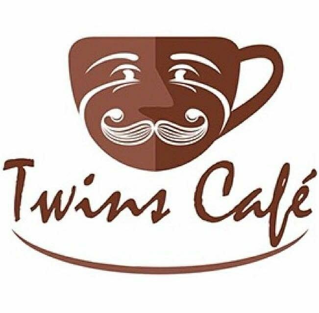 Twins Café का मूल लोगो: चेहरे और मूँछों वाली प्याली
